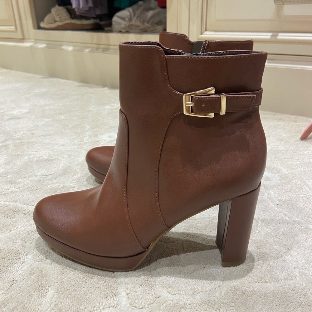 Naturalized BNWT brown heeled booties 8